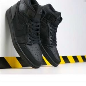Black Jordan AJ 1 Mid Size 6y